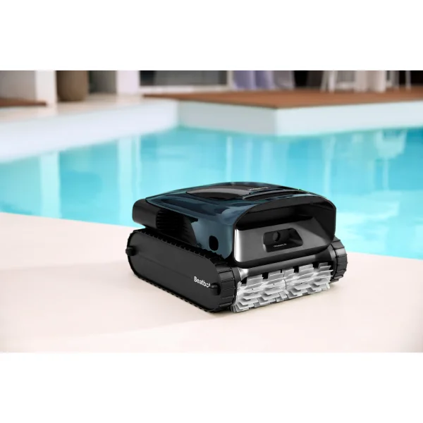 Beatbot AquaSense 2 Pro Poolreinigungsroboter neben einem Swimmingpool