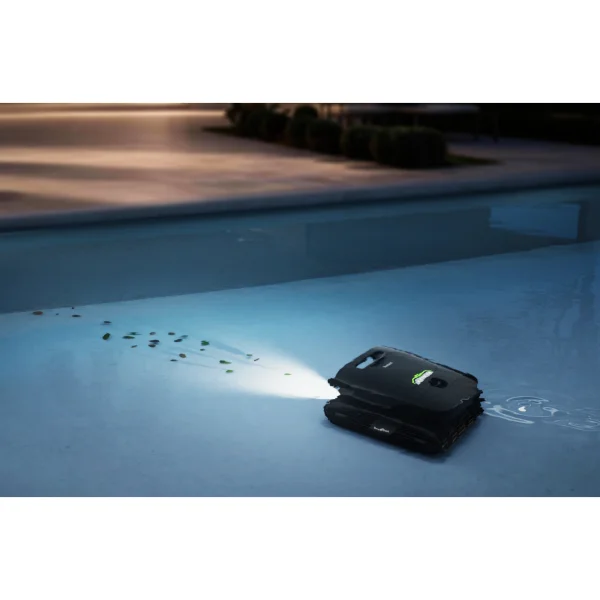 Beatbot AquaSense X reinigt den Pool nachts mit integrierter Beleuchtung