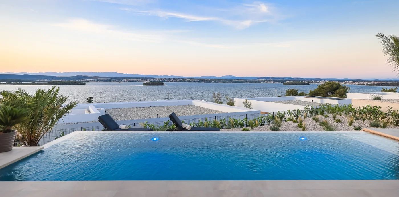 What are the advantages of a pool with overflow edges?